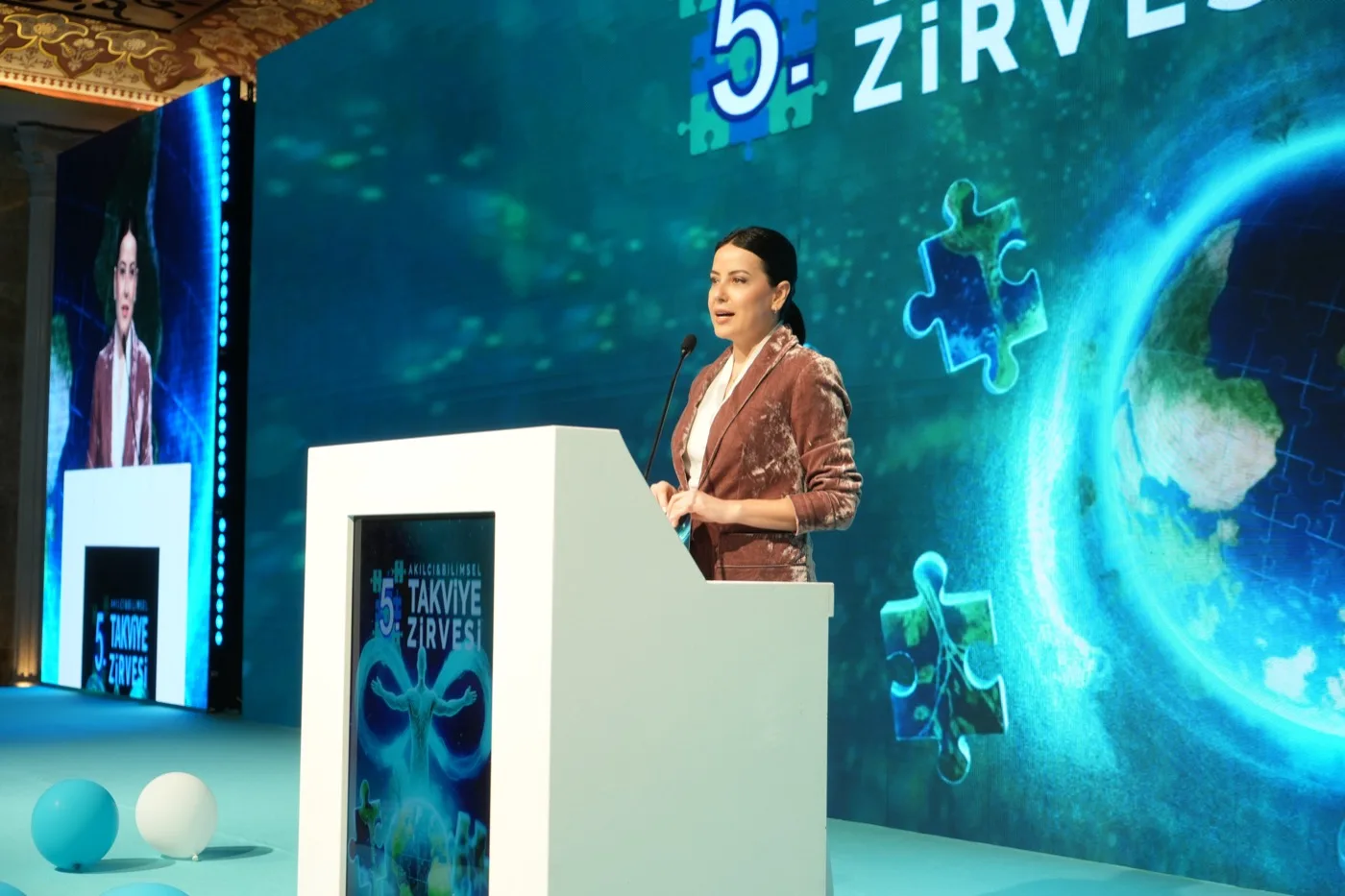 Reyhan Çınar — kürsüde